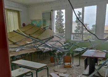 Θεσσαλονίκη: Κατέρρευσε όλη η ψευδοροφή σε σχολική αίθουσα – Σωτήρια επέμβαση της δασκάλας (φωτο, video)