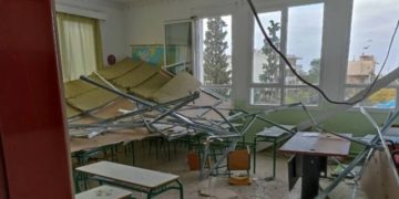 Θεσσαλονίκη: Κατέρρευσε όλη η ψευδοροφή σε σχολική αίθουσα – Σωτήρια επέμβαση της δασκάλας (φωτο, video)