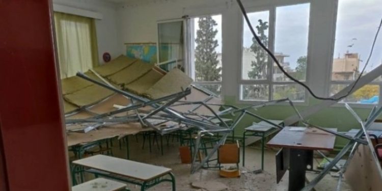 Θεσσαλονίκη: Κατέρρευσε όλη η ψευδοροφή σε σχολική αίθουσα – Σωτήρια επέμβαση της δασκάλας (φωτο, video)
