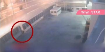 Alldaynews.gr Τραγωδία στο Κερατσίνι:  Έβλεπαν την 8χρονη να ξεψυχάει και την κλωτσούσαν – Το βίντεο που προκαλεί οργή