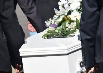 Αίγιο: Οργή και κατάρες στην κηδεία γυναίκας – Έξω φρενών οι συγγενείς από τις εικόνες που αντίκρισαν