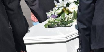 Alldaynews.gr Αίγιο: Οργή και κατάρες στην κηδεία γυναίκας – Έξω φρενών οι συγγενείς από τις εικόνες που αντίκρισαν