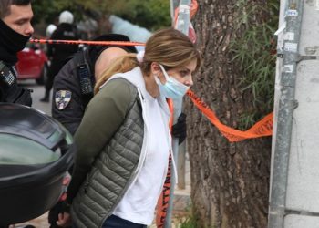 «Μόλις είδα να βγάζει όπλο και να σημαδεύει την κόρη μου, έπεσα πάνω του» ισχυρίζεται η Κλοντιάνα Τσέλο
