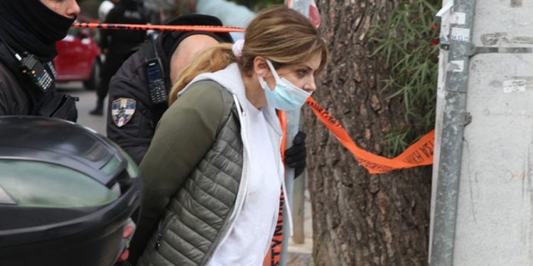 Alldaynews.gr «Μόλις είδα να βγάζει όπλο και να σημαδεύει την κόρη μου, έπεσα πάνω του» ισχυρίζεται η Κλοντιάνα Τσέλο