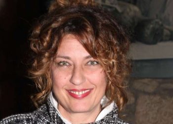 «Καλοπληρωμένος και ο μόνος ανεμβολίαστος»: Η Κοκκινοπούλου κατά Σερβετάλη