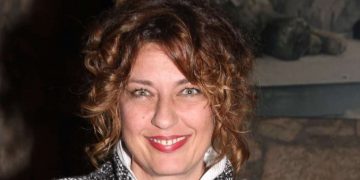 «Καλοπληρωμένος και ο μόνος ανεμβολίαστος»: Η Κοκκινοπούλου κατά Σερβετάλη