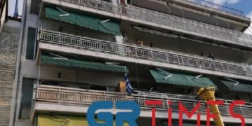 Alldaynews.gr Θεσσαλονίκη: «Η σύζυγος μου ήταν στο μπάνιο» λέει ο πατέρας της 4χρονης που έπεσε από τον 4ο όροφο (Video)