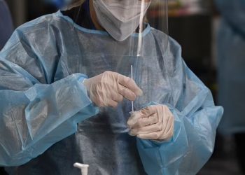 Μετάλλαξη Όμικρον: Τα περίεργα συμπτώματα που προκαλεί