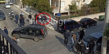 Alldaynews.gr Μαφιόζικη επίθεση έξω από ΚΕΠ: Αδέρφια οι δράστες – Χτύπησαν με λοστό το θύμα πριν πυροβολήσουν