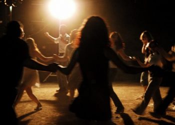 Αρνητές έστησαν γιορτή με χορούς και κλαρίνα – «Κούλη, δε θα πεθάνουμε ποτέ» (video)