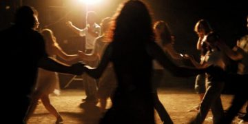 Alldaynews.gr Αρνητές έστησαν γιορτή με χορούς και κλαρίνα – «Κούλη, δε θα πεθάνουμε ποτέ» (video)