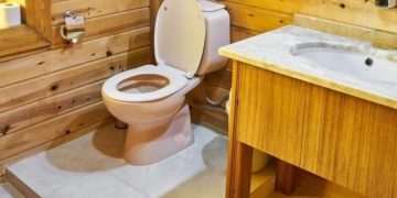 Γιατρός εξηγεί απλά και ωραία γιατί δεν πρέπει να καθόμαστε πάνω από 10 λεπτά στην λεκάνη [video]