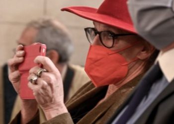 Η Oλλανδή δημοσιογράφος Φεύγει από την Ελλάδα-«Μου πέταξαν πέτρα στο κεφάλι»