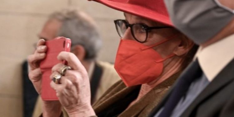 Alldaynews.gr Η Oλλανδή δημοσιογράφος Φεύγει από την Ελλάδα-«Μου πέταξαν πέτρα στο κεφάλι»