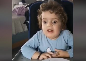 Παναγιώτης-Ραφαήλ: Αφηγείται ένα παιδικό παραμύθι και συγκινεί