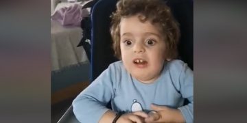 Παναγιώτης-Ραφαήλ: Αφηγείται ένα παιδικό παραμύθι και συγκινεί