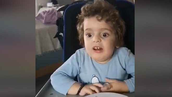 Παναγιώτης-Ραφαήλ: Αφηγείται ένα παιδικό παραμύθι και συγκινεί