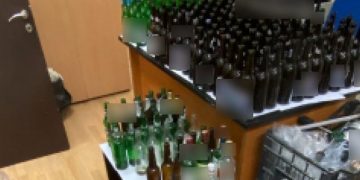 Alldaynews.gr Επίθεση στην Τροχαία Πειραιά: Κοντάρια, πυρσοί και «πολεμοφόδια» για μολότοφ στα σπίτια των συλληφθέντων (video)