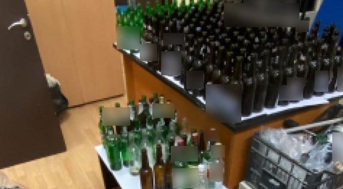 Alldaynews.gr Επίθεση στην Τροχαία Πειραιά: Κοντάρια, πυρσοί και «πολεμοφόδια» για μολότοφ στα σπίτια των συλληφθέντων (video)