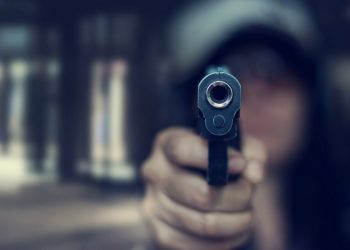 ΣΟΚ στη Θεσσαλονίκη: 15χρονος σημάδεψε με πιστόλι αστυνομικούς και ακινητοποίησε το περιπολικό τους