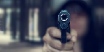 Alldaynews.gr ΣΟΚ στη Θεσσαλονίκη: 15χρονος σημάδεψε με πιστόλι αστυνομικούς και ακινητοποίησε το περιπολικό τους