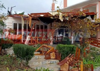 Alldaynews.gr Πρέβεζα: Ανεμοστρόβιλος πέταξε τη σκεπή ταβέρνας 200 μέτρα μακριά (video)