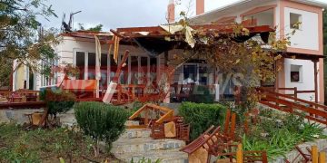Alldaynews.gr Πρέβεζα: Ανεμοστρόβιλος πέταξε τη σκεπή ταβέρνας 200 μέτρα μακριά (video)