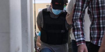 Δίκη ψευτογιατρού: Χαμός στο δικαστήριο – Τον έφεραν ενώ νοσεί από κορονοϊό – Ποιος πήρε τέτοια απόφαση