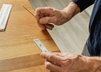 Απίστευτο! Βάζουν αντισηπτικό στη μύτη για να βγει αρνητικό το rapid και να μπουν στο Άγιο Όρος (vid)