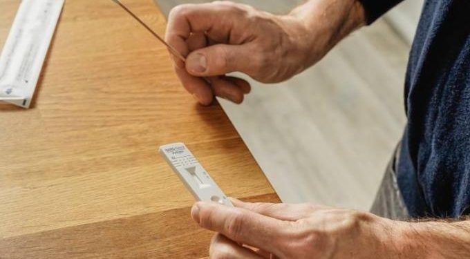 Alldaynews.gr Απίστευτο! Βάζουν αντισηπτικό στη μύτη για να βγει αρνητικό το rapid και να μπουν στο Άγιο Όρος (vid)