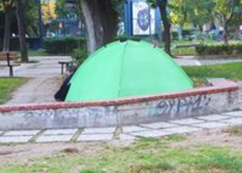 Λάρισα: Ζευγάρι ηλικιωμένων μένει σε σκηνή στην μέση κεντρικού πάρκου (φωτο)