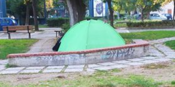 Alldaynews.gr Λάρισα: Ζευγάρι ηλικιωμένων μένει σε σκηνή στην μέση κεντρικού πάρκου (φωτο)