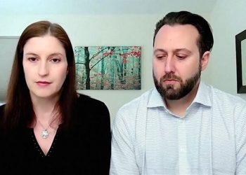 Γέννησαν η μία το μωρό της άλλης μετά από λάθος στην εξωσωματική – Αναγκάστηκαν να τα ανταλλάξουν (video)