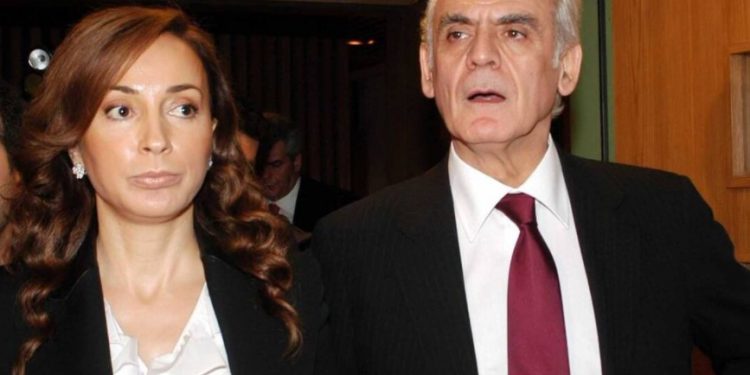 Alldaynews.gr Η Βίκυ Σταμάτη άλλαξε το επώνυμό της