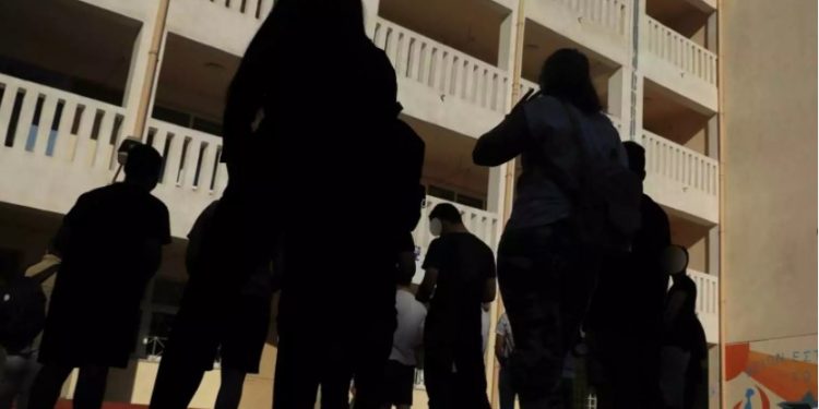 Κερατσίνι: 16χρονη έσβησε το τσιγάρο της στο μάτι άλλης μαθήτριας μέσα στο σχολείο