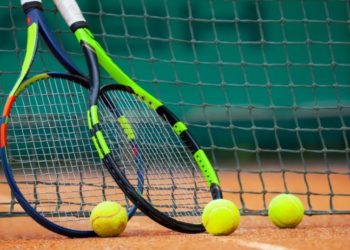 Προκαλεί ο πατέρας του προπονητή τένις: Του την πέφτουν μανάδες και πιτσιρίκια – Πόσο να αντισταθεί;