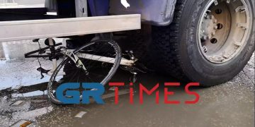 Φορτηγό παρέσυρε γυναίκα με ποδήλατο – Στο νοσοκομείο με το ΕΚΑΒ (φωτο, video)