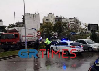 Φορτηγό παρέσυρε γυναίκα με ποδήλατο – Στο νοσοκομείο με το ΕΚΑΒ (φωτο, video)