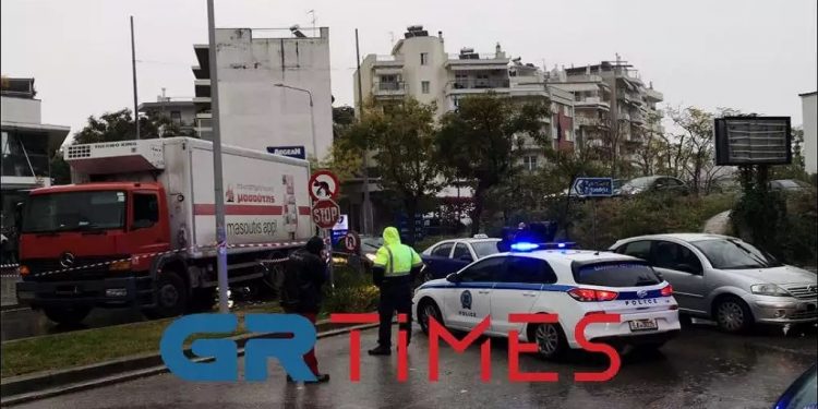 Alldaynews.gr Φορτηγό παρέσυρε γυναίκα με ποδήλατο – Στο νοσοκομείο με το ΕΚΑΒ (φωτο, video)