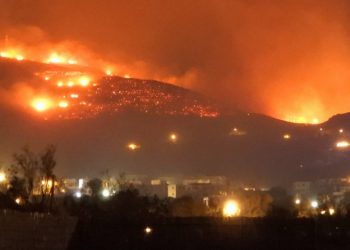 Καίγεται η Τήνος: Εκκενώνονται χωριά-Δυνάμεις απο Σύρο και Άνδρο[photos]
