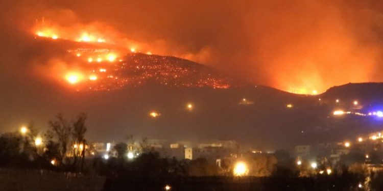 Καίγεται η Τήνος: Εκκενώνονται χωριά-Δυνάμεις απο Σύρο και Άνδρο[photos]