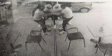 Alldaynews.gr Εικόνες ντοκουμέντο από τη συμπλοκή με τα μαχαιρώματα στον διανομέα – Τι υποστήριξε ο τράπερ (video)