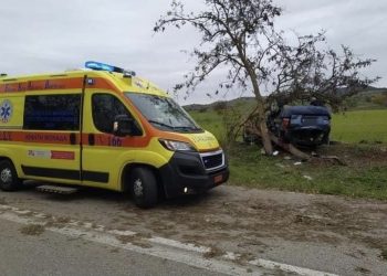 Θεσσαλονίκη: Τροχαίο με ένα 25χρονο νεκρό – Καρφώθηκε σε δέντρο (ΦΩΤΟ)