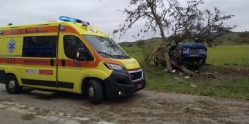Θεσσαλονίκη: Τροχαίο με ένα 25χρονο νεκρό – Καρφώθηκε σε δέντρο (ΦΩΤΟ)