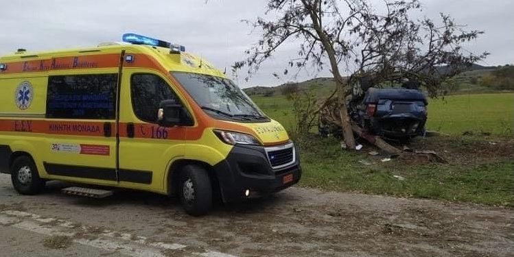 Θεσσαλονίκη: Τροχαίο με ένα 25χρονο νεκρό – Καρφώθηκε σε δέντρο (ΦΩΤΟ)