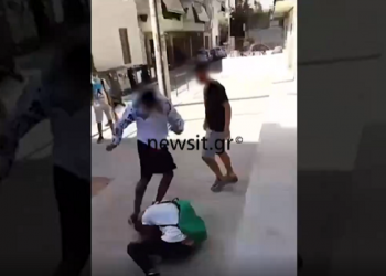 Βίντεο-σοκ: Μέλη συμμορίας ξυλοκοπούν άγρια έναν ανήλικο με κλωτσιές στο κεφάλι (video)