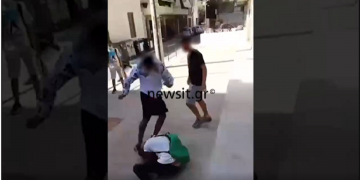 Βίντεο-σοκ: Μέλη συμμορίας ξυλοκοπούν άγρια έναν ανήλικο με κλωτσιές στο κεφάλι (video)