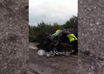 Τροχαίο στον κόμβο Καλυβών – Νταλίκα συνέθλιψε ΙΧ αυτοκίνητο – Νεκρός ο 25χρονος οδηγός (φωτο)