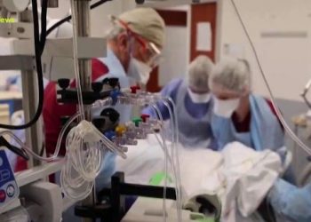 Κορονοϊός: “Να τεθεί η χώρα σε κατάσταση έκτακτης ανάγκης – Τεράστια η διασπορά” (video)