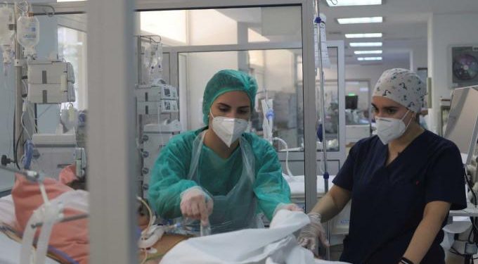 Alldaynews.gr Καπραβέλος: «Εφιάλτης να έχουμε ασθενείς με δύσπνοια και να μην υπάρχει κενή ΜΕΘ»